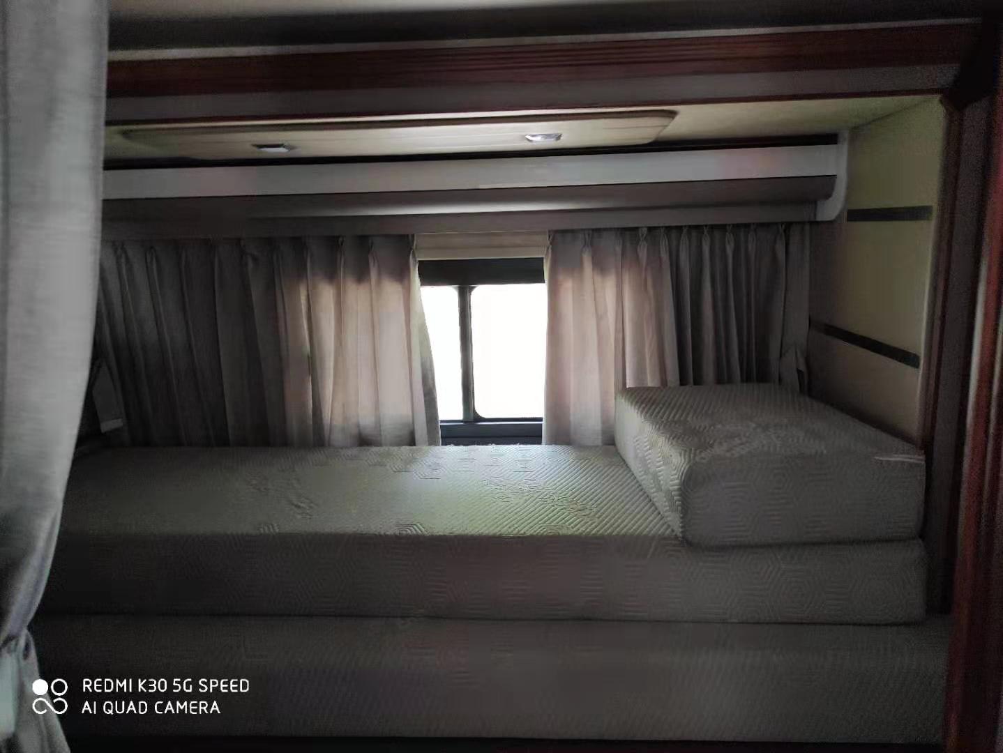 1745144416750583.jpg 房车后床位.jpg